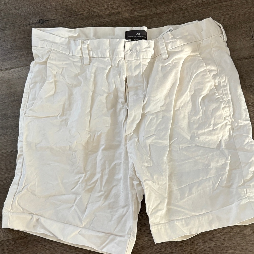 H&M Men's Off-White Flat Front Shorts